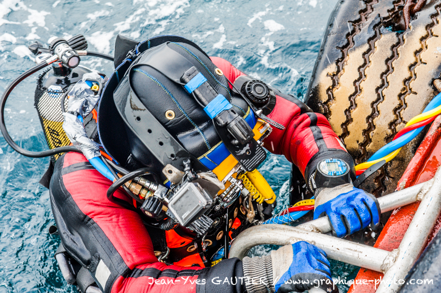 Reportage photo sur des plongeurs intervenant lors de la remontée d'un câble posé à 40 mètres de fond.