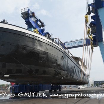 L'élévateur en action sur l'aire de réparation navale de Lorient