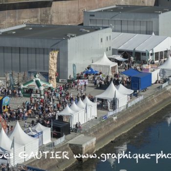 Village d'animations à la Base pendant course nautique à Lorient